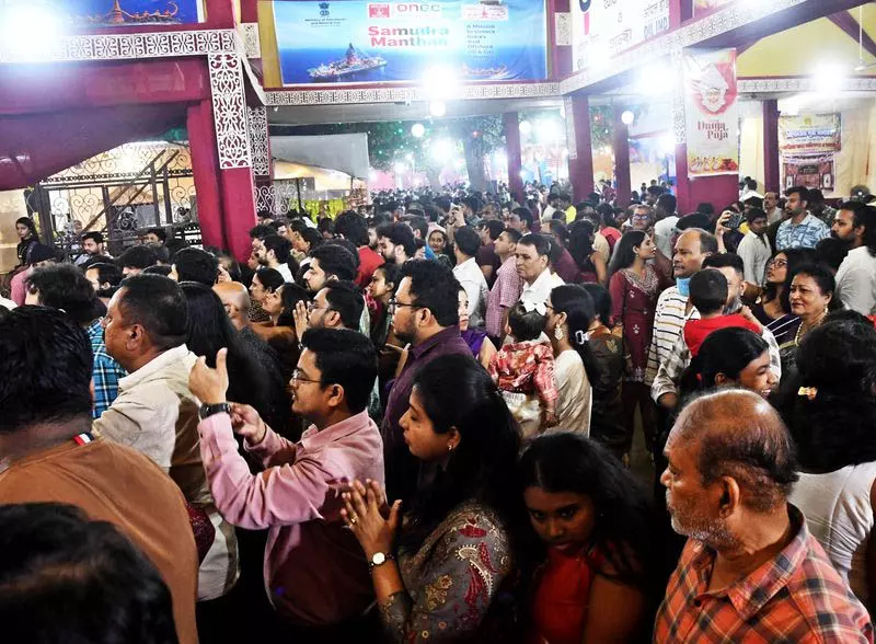 कोलकाता भगदड़ के बाद दिल्ली में अलर्ट, पूजा पंडालों की सुरक्षा बढ़ाई कोलकाता भगदड़ के बाद दिल्ली में अलर्ट, पूजा पंडालों की सुरक्षा बढ़ाई