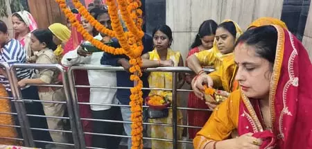नवरात्र: मां अलोप शंकरी के दरबार में श्रद्धालुओं का जनसैलाब, भोर से ही दर्शन-पूजन जारी नवरात्र: मां अलोप शंकरी के दरबार में श्रद्धालुओं का जनसैलाब, भोर से ही दर्शन-पूजन जारी