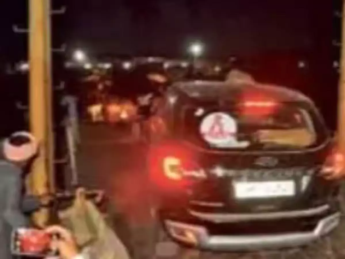 बिहार में एमएलसी पर नियम तोड़ने का आरोप, अधिकारियों के रोकने के बावजूद जहाज पर चढ़ाई कार बिहार में एमएलसी पर नियम तोड़ने का आरोप, अधिकारियों के रोकने के बावजूद जहाज पर चढ़ाई कार