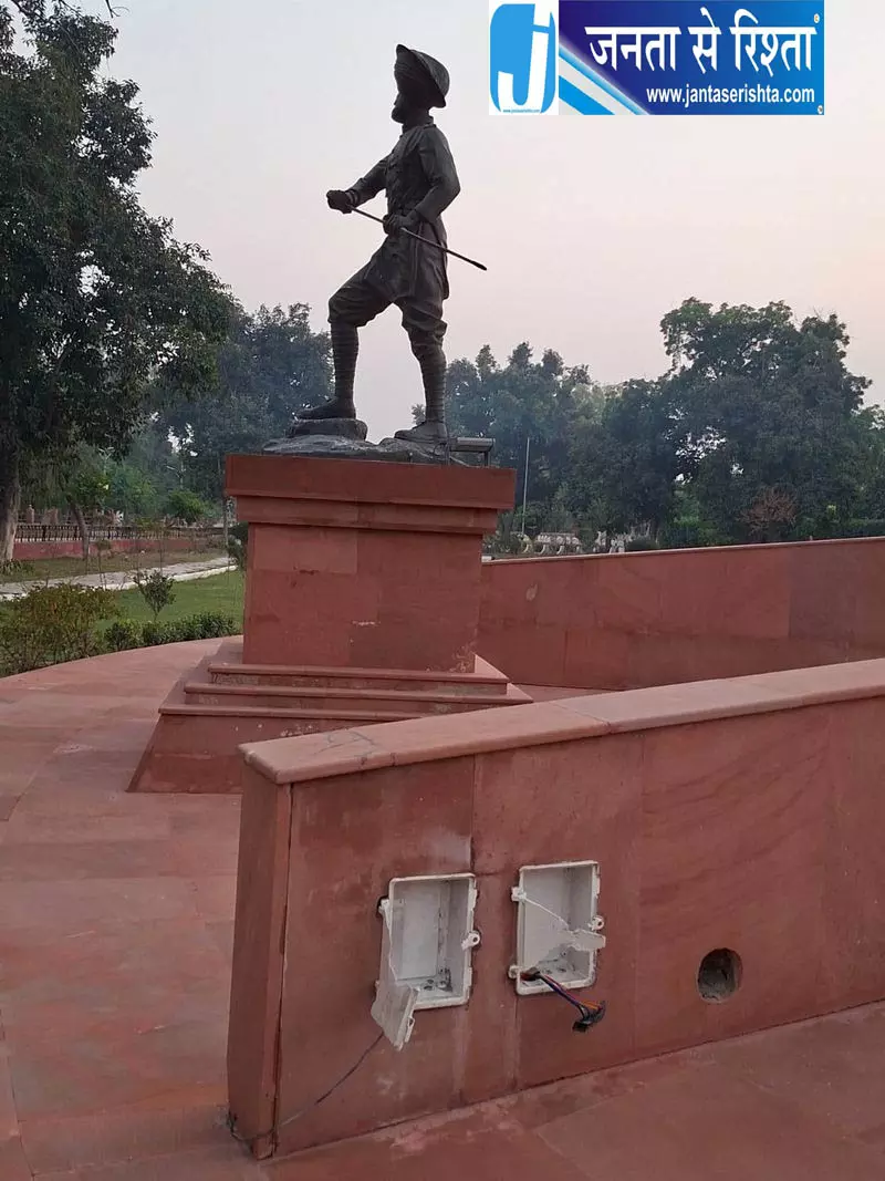पंजाब में ऐतिहासिक स्मारक पर चोरी की वारदात, इलाके में मचा हड़कंप पंजाब में ऐतिहासिक स्मारक पर चोरी की वारदात, इलाके में मचा हड़कंप