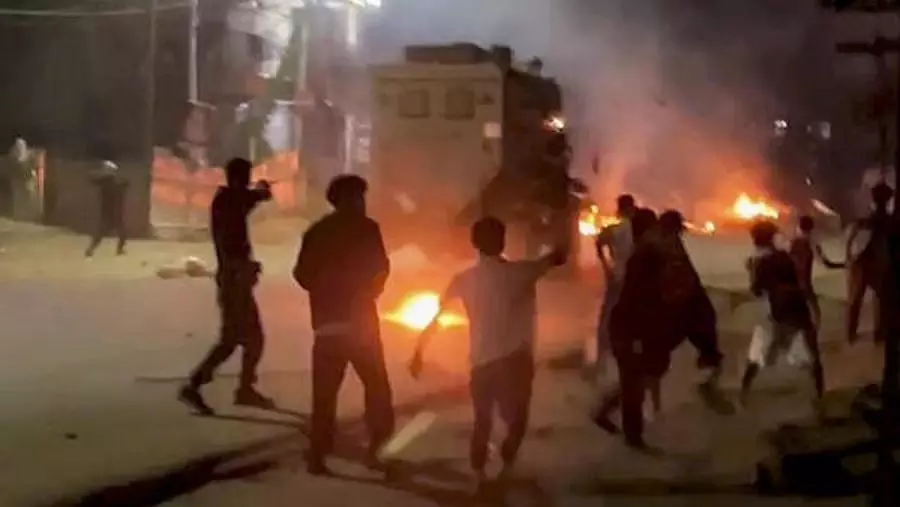 मणिपुर में फिर भड़की हिंसा, दो समुदायों के बीच खूनी झड़प में एक की मौत, कई घायल मणिपुर में फिर भड़की हिंसा, दो समुदायों के बीच खूनी झड़प में एक की मौत, कई घायल