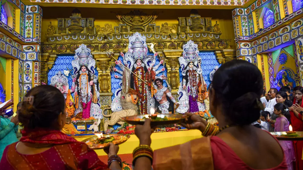 नवरात्रि का नौवां दिन: मंदिरों में उमड़ी भक्तों की भीड़ नवरात्रि का नौवां दिन: मंदिरों में उमड़ी भक्तों की भीड़
