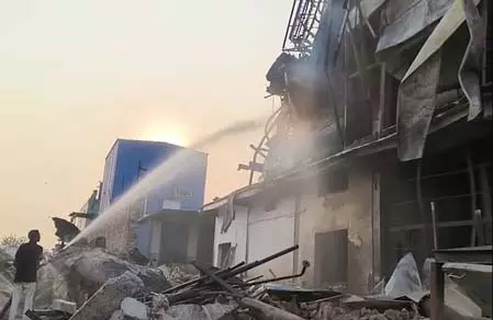 फैक्ट्री में भीषण आग, तीन मजदूर झुलसे 2 लापता फैक्ट्री में भीषण आग, तीन मजदूर झुलसे 2 लापता