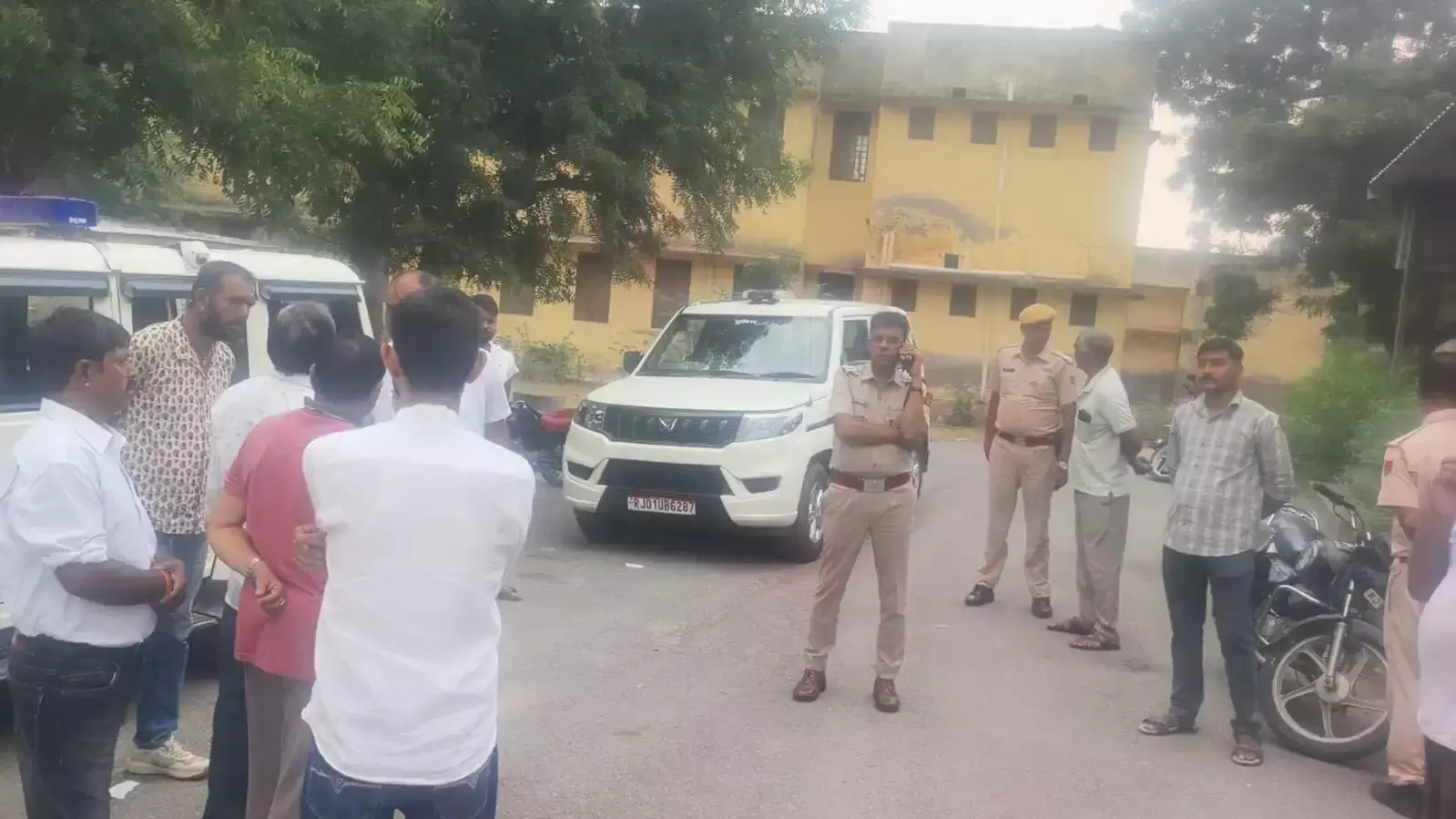 बाइक सवार परिवार पर कहर बनकर टूटा ट्रेलर, तीन की मौत बाइक सवार परिवार पर कहर बनकर टूटा ट्रेलर, तीन की मौत