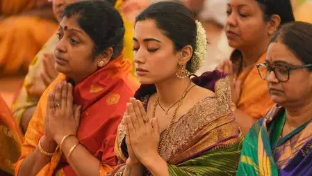 विजय देवरकोंडा के पैतृक स्थान पहुंचीं रश्मिका मंदाना विजय देवरकोंडा के पैतृक स्थान पहुंचीं रश्मिका मंदाना