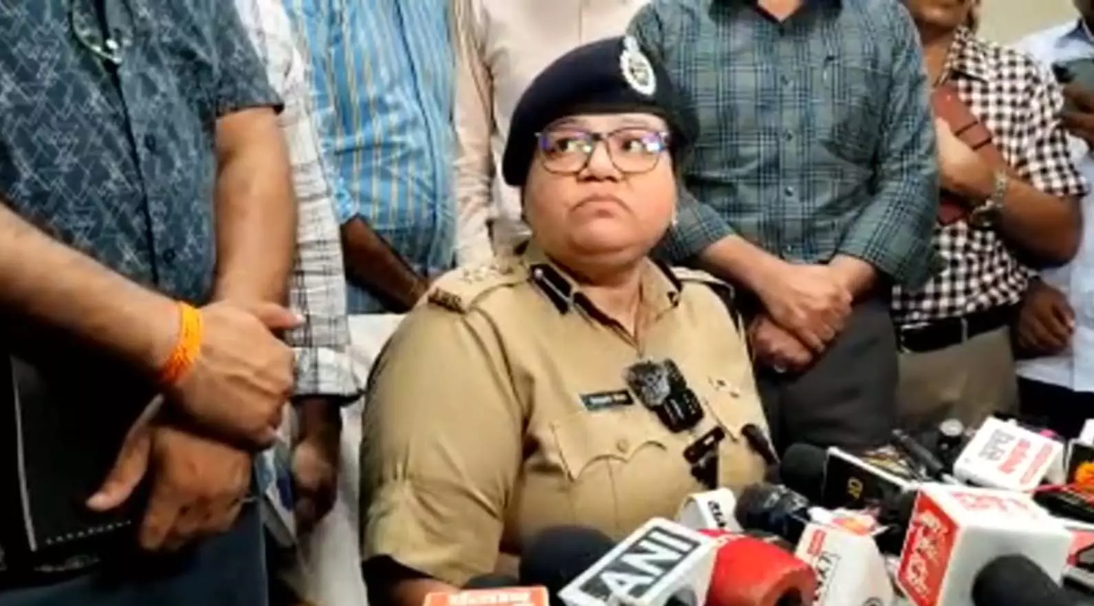 एक्टर टाइगर श्रॉफ पर गोली चलाने वाले आरोपी गिरफ्तार, SP ने दी बड़ी जानकारी एक्टर टाइगर श्रॉफ पर गोली चलाने वाले आरोपी गिरफ्तार, SP ने दी बड़ी जानकारी