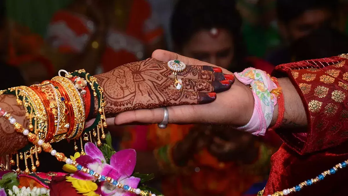 हिंदू बताकर तय किया रिश्ता, शादी के बाद खुला राज हिंदू बताकर तय किया रिश्ता, शादी के बाद खुला राज