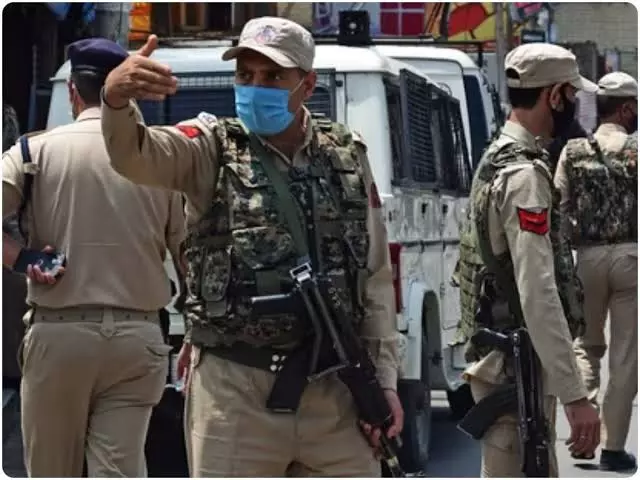 जम्मू-कश्मीर के रामबन में पुलिस ने दुकानों का किया निरीक्षण जम्मू-कश्मीर के रामबन में पुलिस ने दुकानों का किया निरीक्षण
