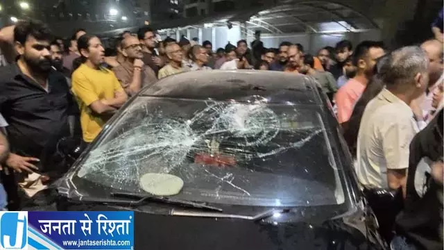 नोएडा की हाईराइज सोसायटी में नशे में धुत युवकों का हंगामा, कई गाड़ियों को मारी टक्कर नोएडा की हाईराइज सोसायटी में नशे में धुत युवकों का हंगामा, कई गाड़ियों को मारी टक्कर