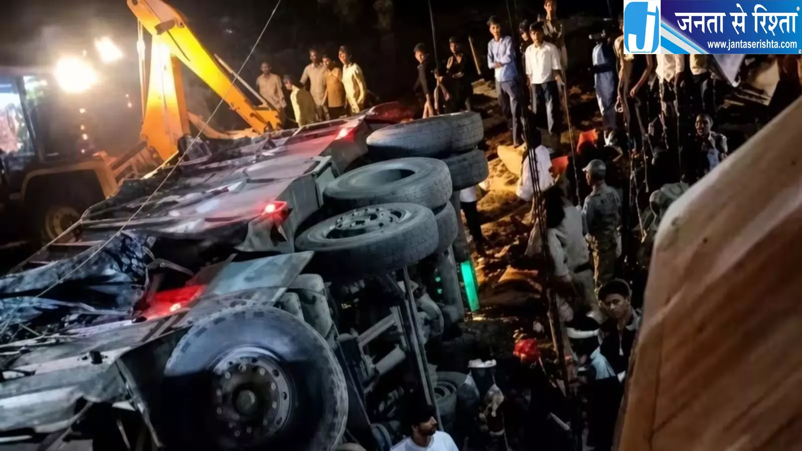 ग्वालियर हादसे में मसीहा बने खदान कर्मचारी, ट्रक उठाकर बचाए लोग ग्वालियर हादसे में मसीहा बने खदान कर्मचारी, ट्रक उठाकर बचाए लोग