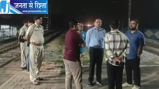 रेलवे ट्रैक पर 25 हाथियों के झुंड से हड़कंप, हावड़ा-मुंबई रूट पर कई ट्रेनें रोकी गई रेलवे ट्रैक पर 25 हाथियों के झुंड से हड़कंप, हावड़ा-मुंबई रूट पर कई ट्रेनें रोकी गई