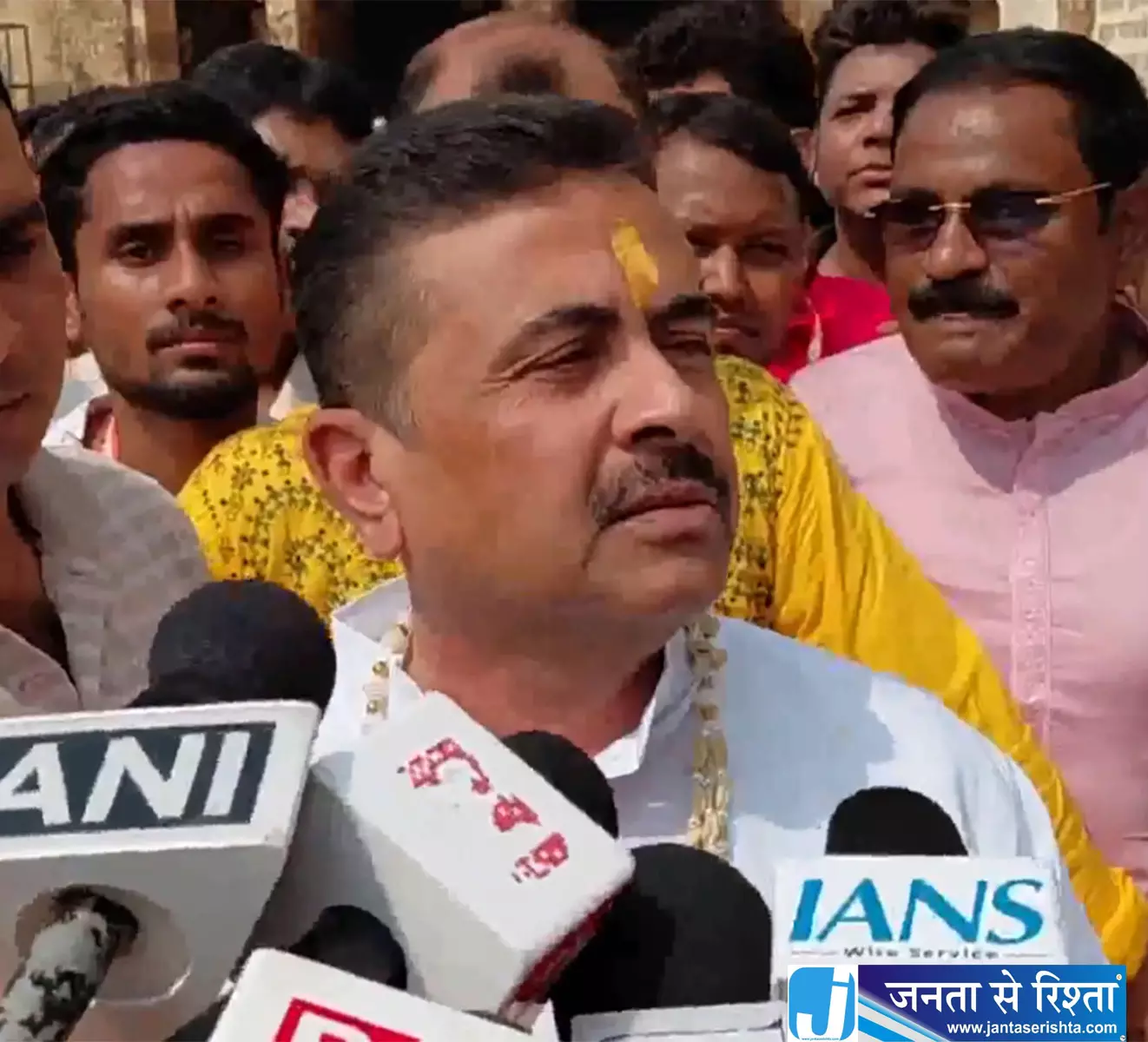 महाअष्टमी पर सीएम सुवेंदु अधिकारी ने की मां दुर्गा की आराधना महाअष्टमी पर सीएम सुवेंदु अधिकारी ने की मां दुर्गा की आराधना