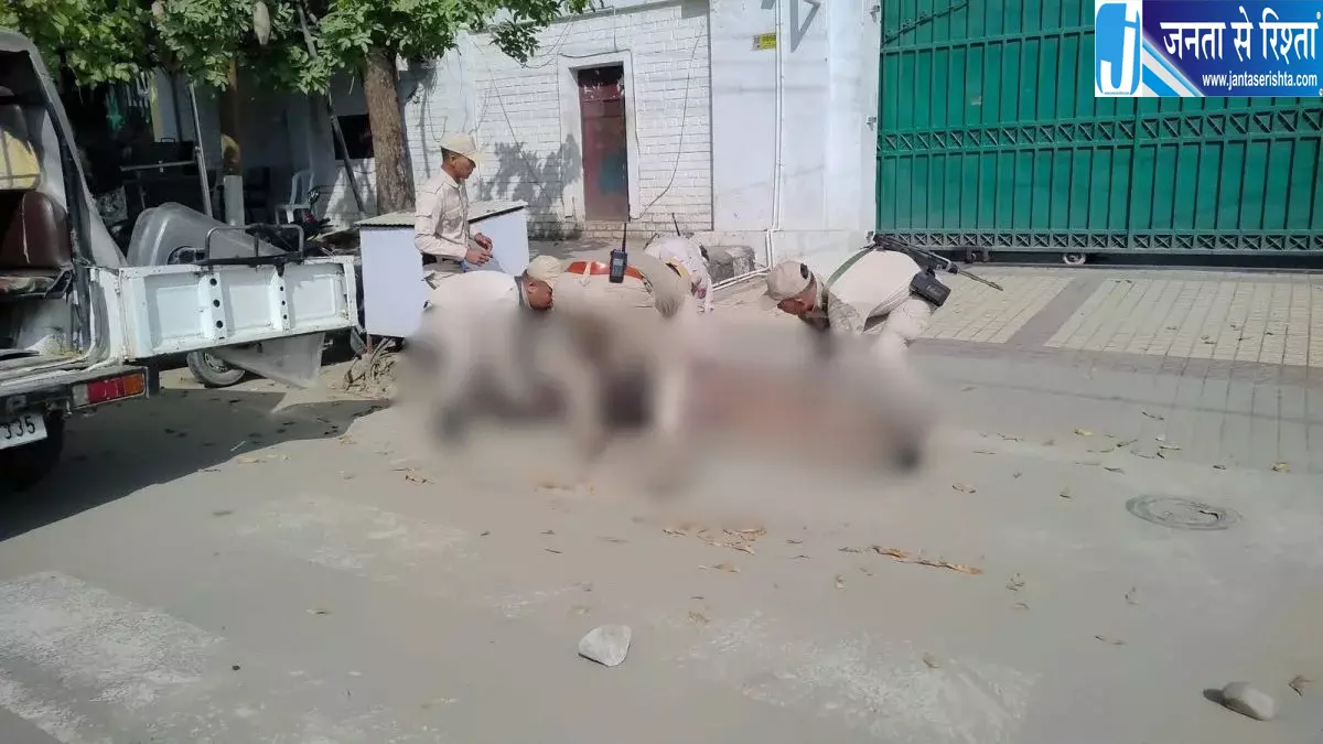 मणिपुर में तिहरे हत्याकांड के बाद भड़का गुस्सा, CM आवास के बाहर शव रखकर प्रदर्शन मणिपुर में तिहरे हत्याकांड के बाद भड़का गुस्सा, CM आवास के बाहर शव रखकर प्रदर्शन