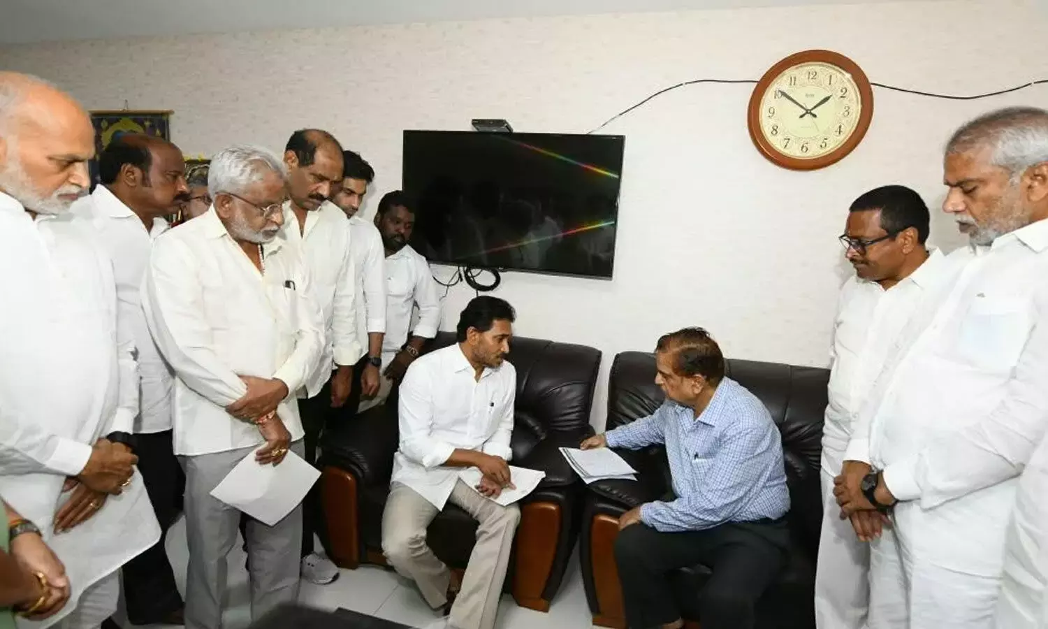 Andhra: वाईएस जगन ने राज्यपाल से मुलाकात की, नगर निगम चुनावों के लिए केंद्रीय बलों की मांग की Andhra: वाईएस जगन ने राज्यपाल से मुलाकात की, नगर निगम चुनावों के लिए केंद्रीय बलों की मांग की