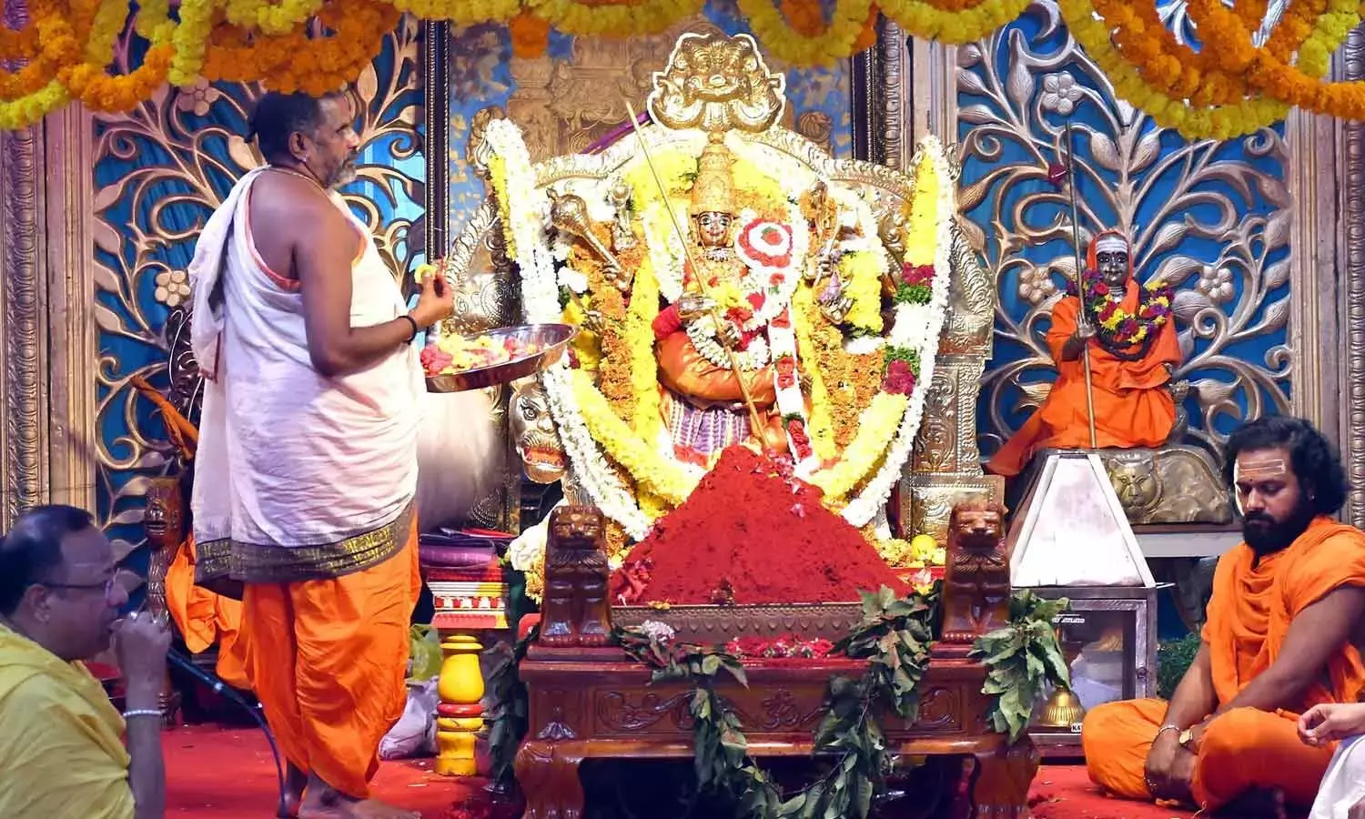 Andhra: अष्टमी के दिन दुर्गा देवी के अवतार में भारी भीड़ उमड़ती है Andhra: अष्टमी के दिन दुर्गा देवी के अवतार में भारी भीड़ उमड़ती है