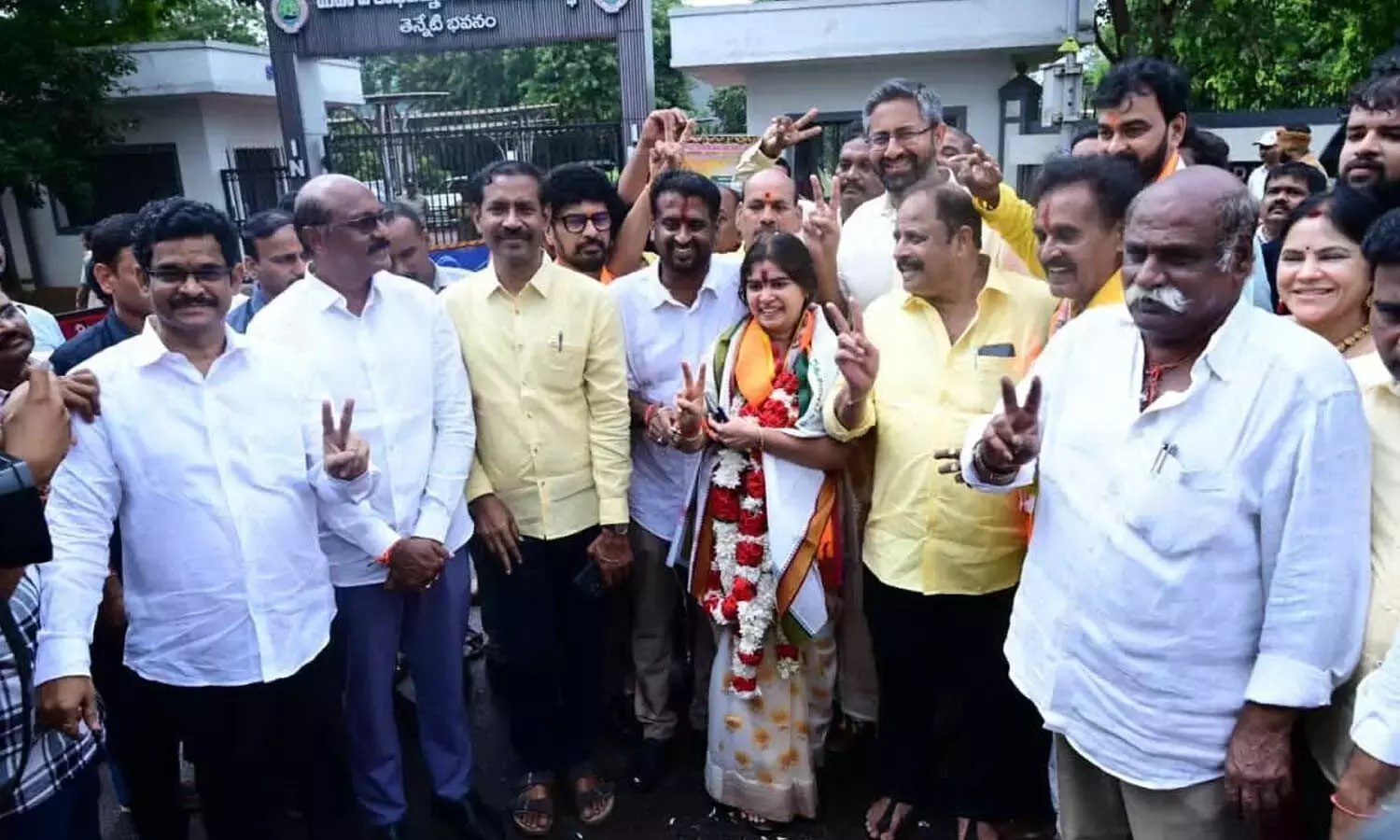 Andhra: TDP के मेयर उम्मीदवार ने नामांकन दाखिल किया Andhra: TDP के मेयर उम्मीदवार ने नामांकन दाखिल किया