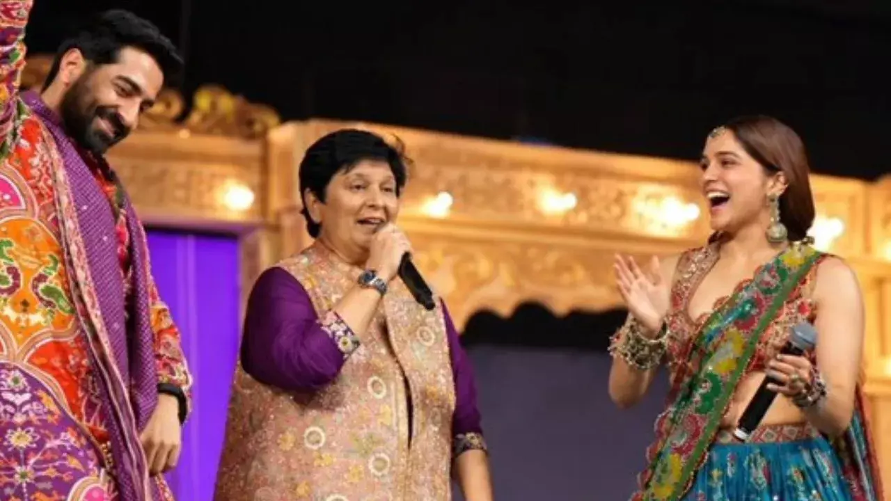 फाल्गुनी पाठक के गरबा पर आयुष्मान-शरवरी का जलवा फाल्गुनी पाठक के गरबा पर आयुष्मान-शरवरी का जलवा