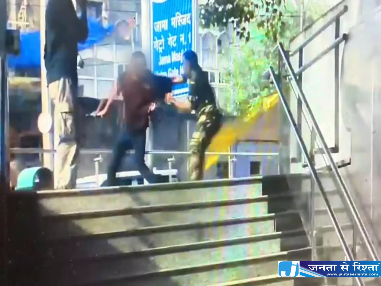 दिल्ली मेट्रो में अंडरगारमेंट से निकला 155 ग्राम सोने जैसा पाउडर यात्री पकड़ा गया दिल्ली मेट्रो में अंडरगारमेंट से निकला 155 ग्राम सोने जैसा पाउडर यात्री पकड़ा गया