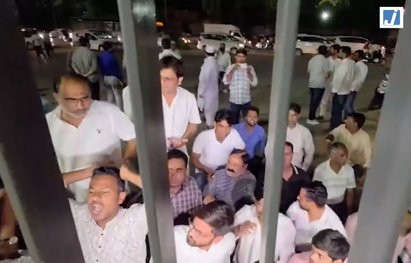 पुलिस कमिश्नरेट में कांग्रेस नेताओं का धरना, NSUI की महिला नेता से मारपीट के आरोप पर FIR की मांग