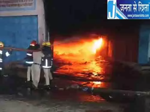 मार्केट में आग लगते ही फटा एसी-सिलेंडर, सिवान में मचा हड़कंप मार्केट में आग लगते ही फटा एसी-सिलेंडर, सिवान में मचा हड़कंप