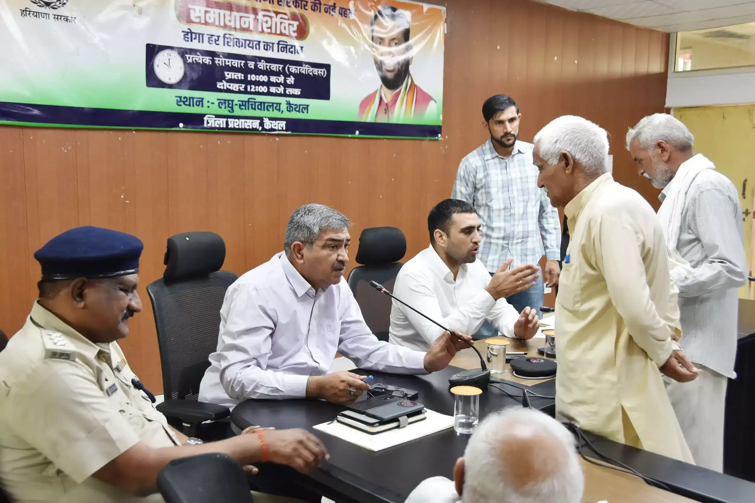समाधान शिविर में नागरिकों ने रखीं स्थानीय समस्याएं, कार्रवाई की मांग समाधान शिविर में नागरिकों ने रखीं स्थानीय समस्याएं, कार्रवाई की मांग