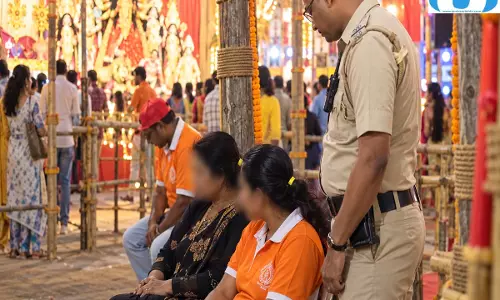 दुर्गा पूजा पंडाल के बाहर महिला से छेड़छाड़ का आरोप, पुलिस अधिकारी गिरफ्तार दुर्गा पूजा पंडाल के बाहर महिला से छेड़छाड़ का आरोप, पुलिस अधिकारी गिरफ्तार