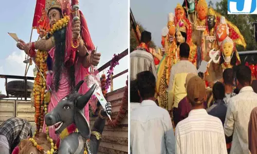 रायपुर में मां दुर्गा की प्रतिमाओं का विसर्जन शुरू ; महादेवघाट पर जयकारों के बीच नम आंखों से विदाई रायपुर में मां दुर्गा की प्रतिमाओं का विसर्जन शुरू ; महादेवघाट पर जयकारों के बीच नम आंखों से विदाई