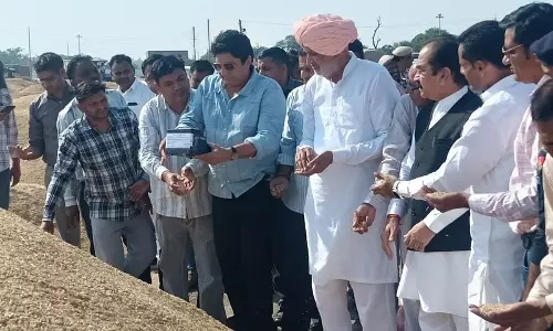 कृषि मंत्री ने किसानों को धान की सुचारू खरीद का भरोसा दिलाया कृषि मंत्री ने किसानों को धान की सुचारू खरीद का भरोसा दिलाया