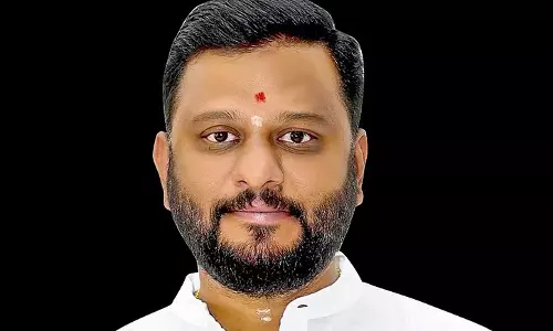 कर्नाटक में मंत्री और विधायक के बीच छिड़ा विवाद, 185 करोड़ के विकास कार्य अटके कर्नाटक में मंत्री और विधायक के बीच छिड़ा विवाद, 185 करोड़ के विकास कार्य अटके
