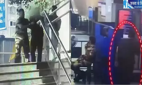 दिल्ली मेट्रो स्टेशन पर CISF जवानों की बड़ी कार्रवाई दिल्ली मेट्रो स्टेशन पर CISF जवानों की बड़ी कार्रवाई