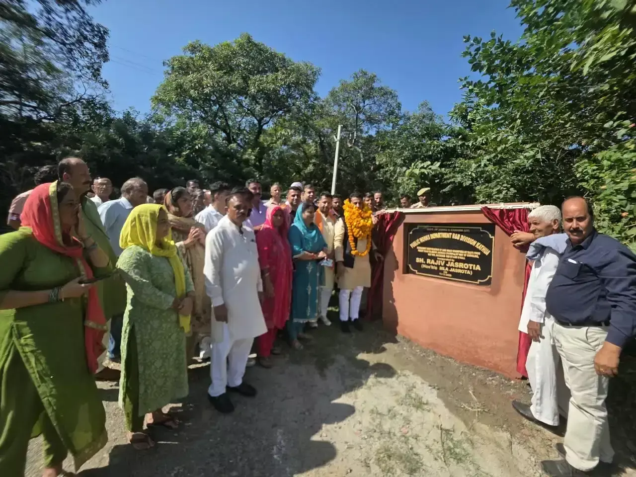 जसरोटिया ने सड़क का उद्घाटन कर जसरोटा को दी बड़ी सौगात