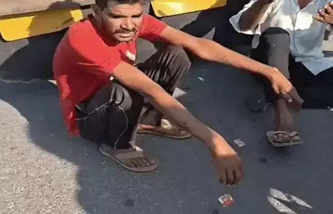 बाजरे के कट्टों पर हाथ साफ कर रहे थे दो युवक, मंडी में पकड़े गए