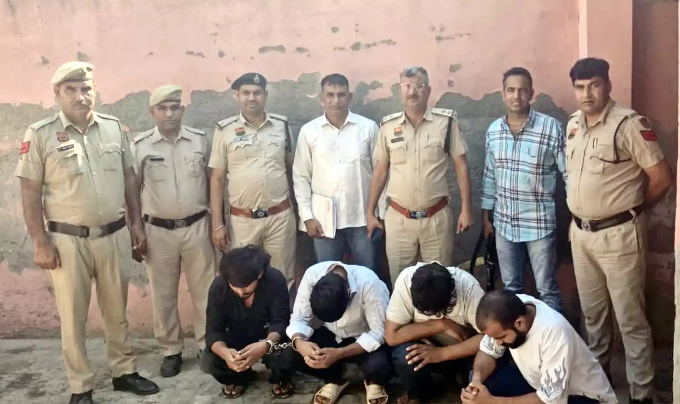 पांच लाख की लूट मामले में पुलिस को सफलता, चार आरोपित गिरफ्तार पांच लाख की लूट मामले में पुलिस को सफलता, चार आरोपित गिरफ्तार