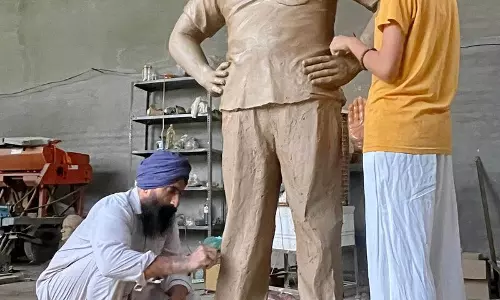 मोगा के मूर्तिकार ने फिर दिखाई कला, झोटा की प्रतिमा पर काम शुरू