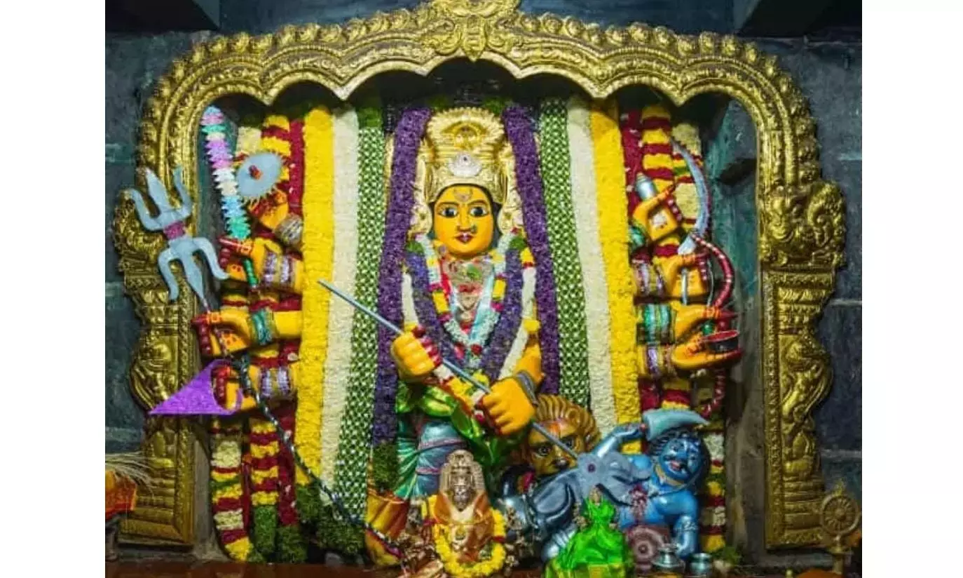Telangana: देवी भद्रकाली महिषासुरमर्दिनी के रूप में सुशोभित हैं Telangana: देवी भद्रकाली महिषासुरमर्दिनी के रूप में सुशोभित हैं