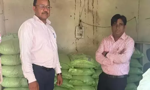 खाद की उपलब्धता को लेकर डॉ. अनिल कुमार ने किसानों को किया जागरूक