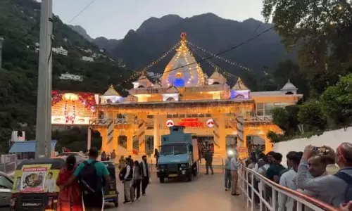 वैष्णोदेवी मंदिर में श्रद्धालुओं का सैलाब, 38 लाख से ज्यादा ने टेका माथा