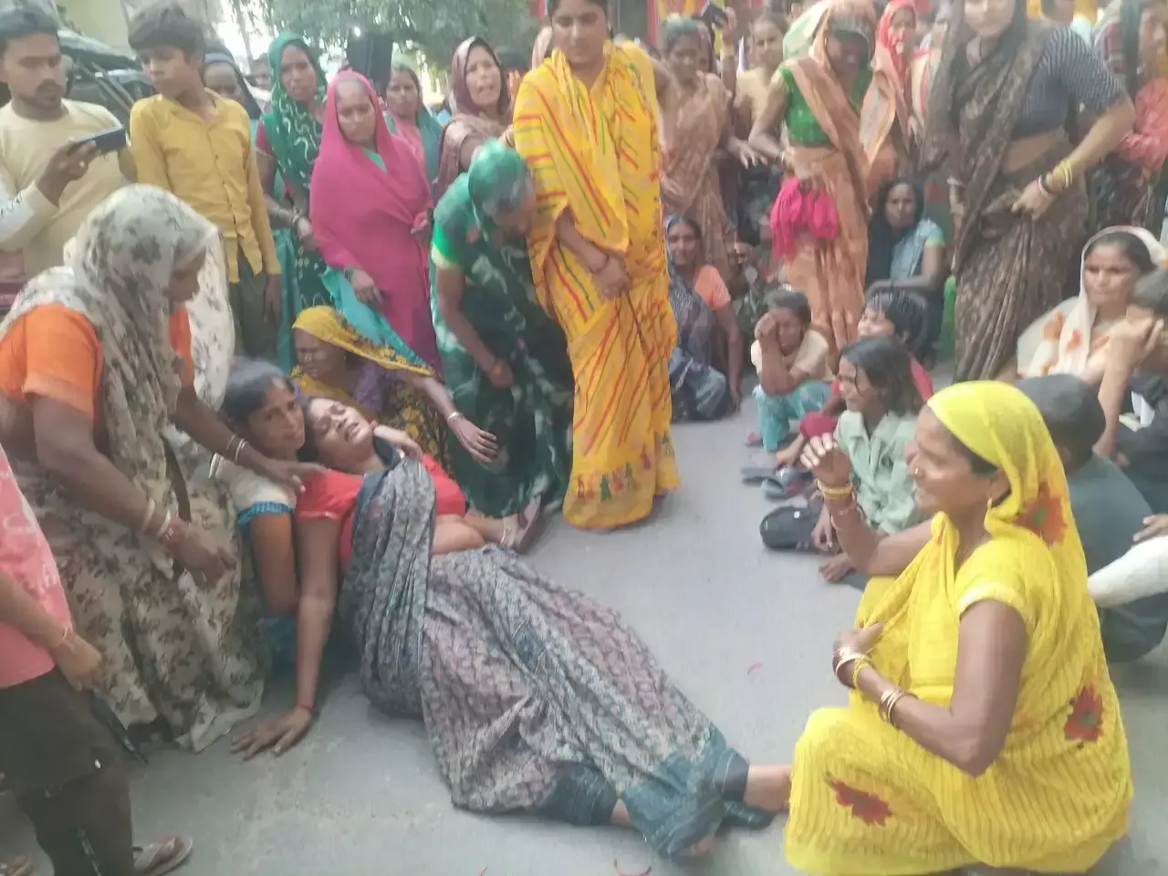 फल विक्रेता की मौत पर परिजनों का विरोध, हाईवे पर लगाया जाम फल विक्रेता की मौत पर परिजनों का विरोध, हाईवे पर लगाया जाम