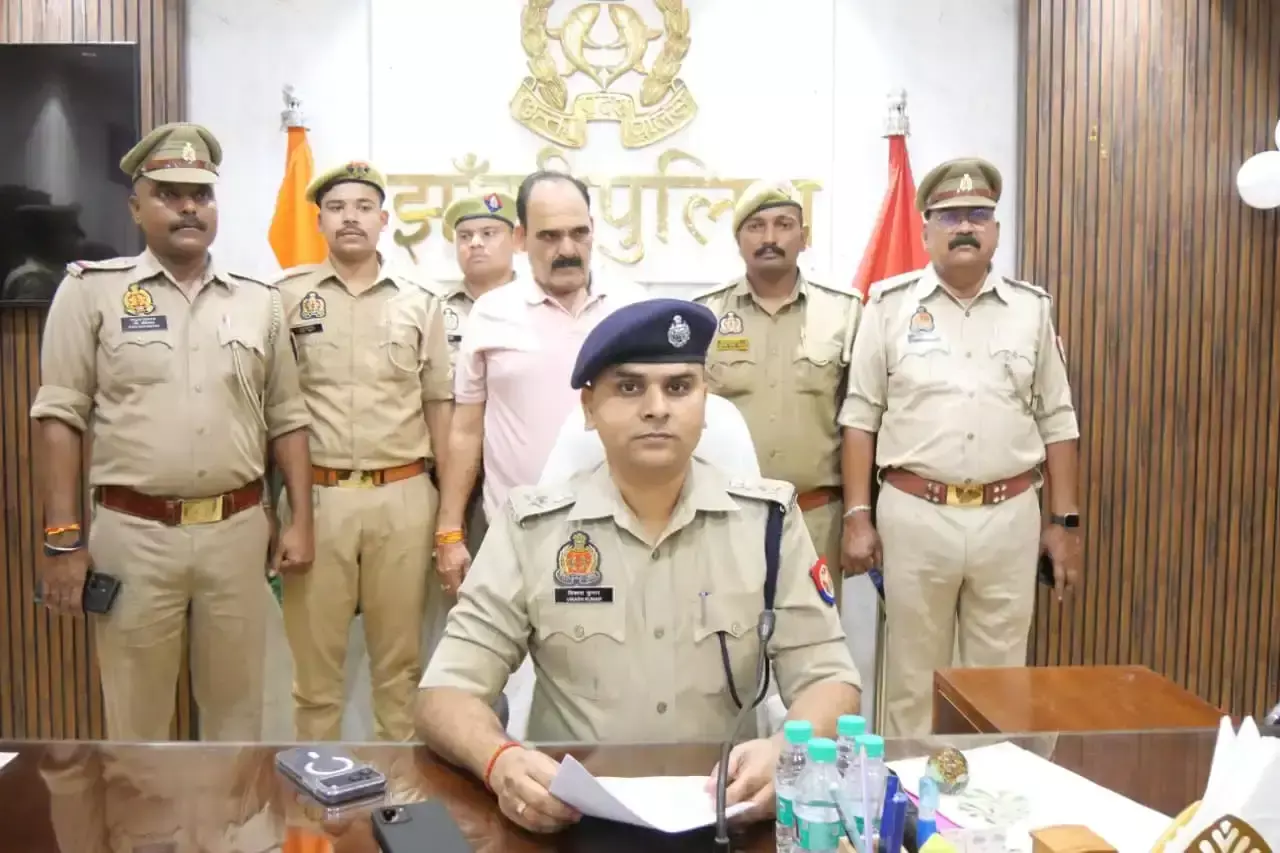 झांसी में नकली सिगरेट कारोबार का पर्दाफाश, एक गिरफ्तार झांसी में नकली सिगरेट कारोबार का पर्दाफाश, एक गिरफ्तार