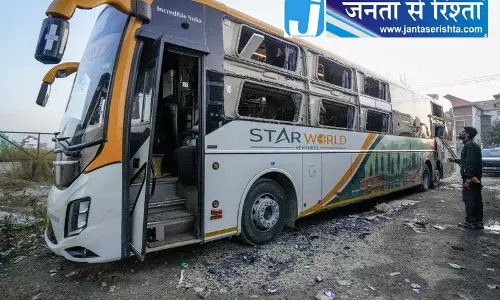 जम्मू-कश्मीर जा रही बस पर हमला, यात्रियों में दहशत जम्मू-कश्मीर जा रही बस पर हमला, यात्रियों में दहशत