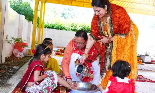 मुख्यमंत्री धामी ने शारदीय नवरात्रि की महानवमी पर किया हवन और कन्या पूजन मुख्यमंत्री धामी ने शारदीय नवरात्रि की महानवमी पर किया हवन और कन्या पूजन