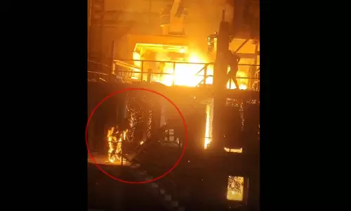 स्टील प्लांट का LIVE मंजर...ठेकेदार पर गिरा 1600°C का पिघला लोहा, भागता दिखा