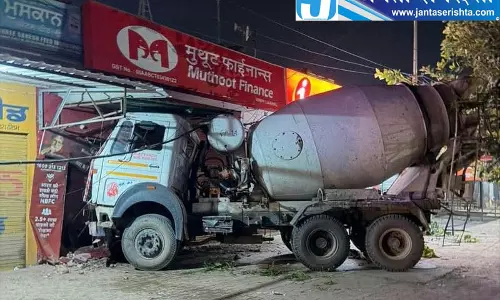 जाखल में तेज रफ्तार ट्रक बैंक से टकराया, मचा हड़कंप