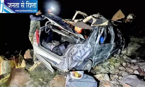 शादी की खुशियां मातम में बदलीं, चंद्रभागा नदी किनारे गिरी कार, दो सगे भाइयों समेत 3 की मौत शादी की खुशियां मातम में बदलीं, चंद्रभागा नदी किनारे गिरी कार, दो सगे भाइयों समेत 3 की मौत