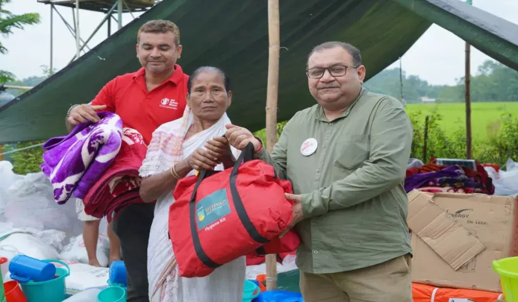 असम: बाल रक्षा भारत और उज्जिवन बैंक ने बांटी राहत किट