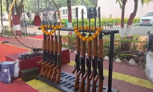जिन हथियारों से नक्सलियों का किया मुकाबला, विजयादशमी पर पुलिस ने उनका किया पूजन जिन हथियारों से नक्सलियों का किया मुकाबला, विजयादशमी पर पुलिस ने उनका किया पूजन