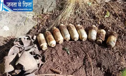 जम्मू-कश्मीर में आतंकी ठिकाने का भंडाफोड़, गुफा से 9 ग्रेनेड और AK-47 के कारतूस बरामद