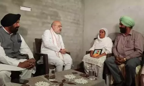 पंजाब में ड्रग्स के खिलाफ लड़ने वाले विक्रमजीत के परिवार से मिले अमित शाह, 15 मिनट तक की बात पंजाब में ड्रग्स के खिलाफ लड़ने वाले विक्रमजीत के परिवार से मिले अमित शाह, 15 मिनट तक की बात