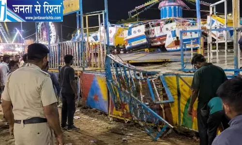 दशहरा मेले में बड़ा हादसा, झूले का गेट टूटने से दो लोग नीचे गिरे, गंभीर हालत में अस्पताल में भर्ती