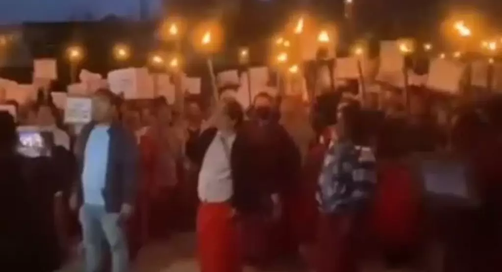मणिपुर हिंसा: SP के तबादले से भड़का गुस्सा, कामजोंग में विरोध जारी मणिपुर हिंसा: SP के तबादले से भड़का गुस्सा, कामजोंग में विरोध जारी